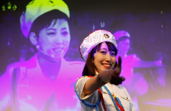 Chunhun, la líder del club de fanes 'Sengun-joshi' ('Chicas militares ante todo'), durante el ensayo de un baile al ritmo de la banda de pop norcoreana Moranbong. - Sputnik Mundo