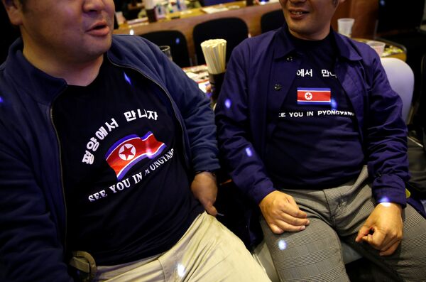 Fanes de Corea del Norte acuden a su club en Tokio. - Sputnik Mundo