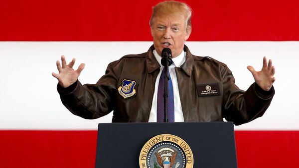 Donald Trump, presidente de EEUU, en la base aérea de Yokota - Sputnik Mundo
