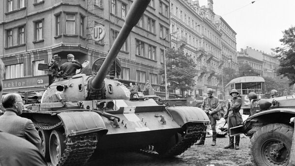 Tanques soviéticos en Praga el año 1968 - Sputnik Mundo