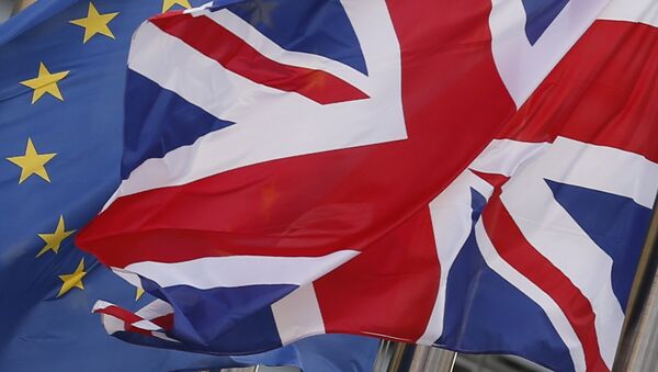 Las banderas del Reino Unido y la UE - Sputnik Mundo