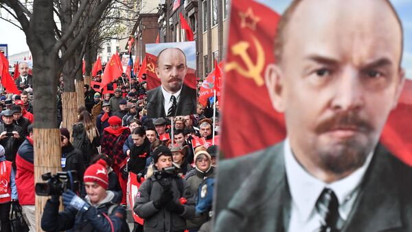La Marcha de los Comunistas en Moscú con motivo del centenario de la Revolución de Octubre - Sputnik Mundo