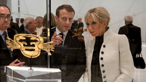 El presidente de Francia, Emmanuel Macron, y su esposa, Brigitte Marcon, en filial de Louvre en Abu Dabi - Sputnik Mundo