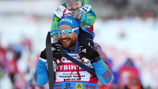 Alexéi Petujov, esquiador ruso, con su hijo (archivo) - Sputnik Mundo