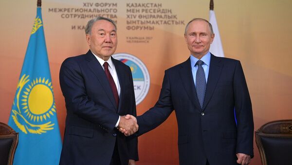 El presidente de Rusia, Vladímir Putin, con su homólogo kazajo, Nursultán Nazarbáyev - Sputnik Mundo