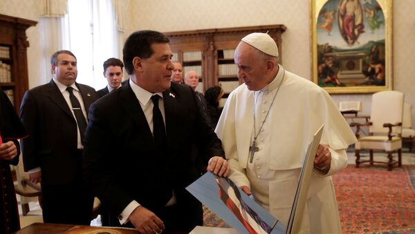 El presidente de Paraguay, Horacio Cartes y el papa Francisco en el Vaticano - Sputnik Mundo
