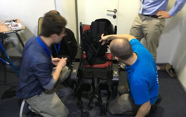 Exoatlet, el exoesqueleto para devolver la capacidad de caminar a personas con movilidad reducida - Sputnik Mundo