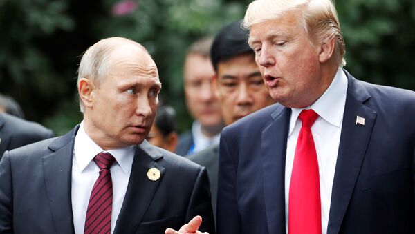 El presidente de Rusia, Vladímir Putin, y su homólogo estadounidense, Donald Trump, durante la cumbre de la APEC - Sputnik Mundo