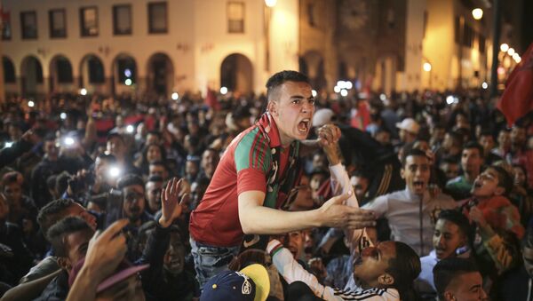 Los marruecos celebran la victoria de la selección marroquí - Sputnik Mundo