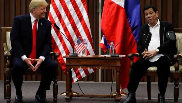 El presidente de EEUU, Donald Trump, y el presidente de Filipinas, Rodrigo Duterte - Sputnik Mundo