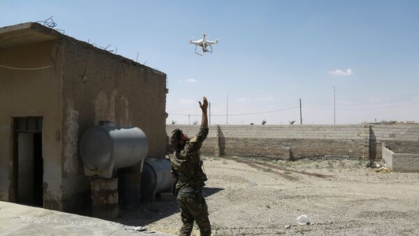 Un dron en el cielo sobre Siria, imagen referencial - Sputnik Mundo