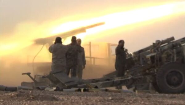La incesante 'lluvia de fuego' del Ejército sirio en la batalla por Abu Kamal - Sputnik Mundo