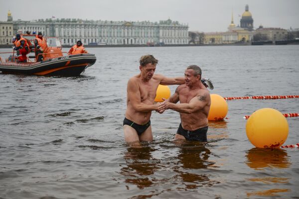 Участники фестиваля зимнего плавания Ледостав после заплыва на пляже у Петропавловской крепости в Санкт-Петербурге - Sputnik Mundo