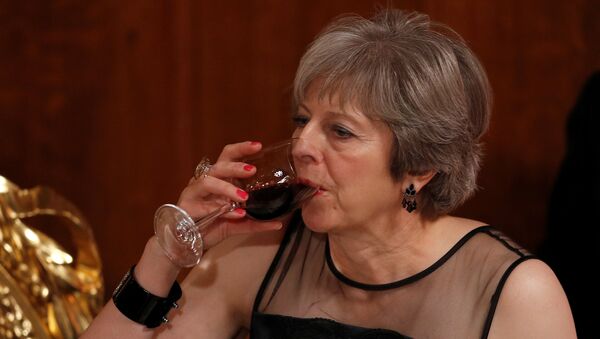 Theresa May bebe un brindis en el Banquete del Lord Mayor en el Guildhall, en Londres - Sputnik Mundo