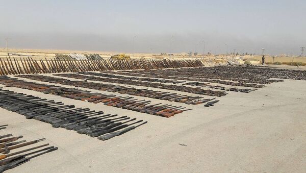 Las armas de los almacenes de los terroristas, encontrados en Deir Ezzor por el Ejército sirio - Sputnik Mundo