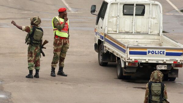 Soldados en las calles de Harare, la capital de Zimbabue - Sputnik Mundo