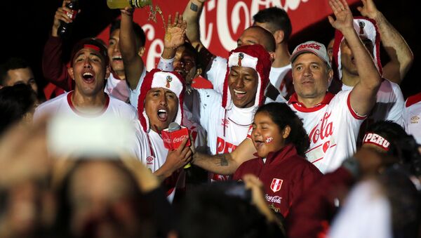 Jugadores de la selección de fútbol peruana celebran su victoria - Sputnik Mundo