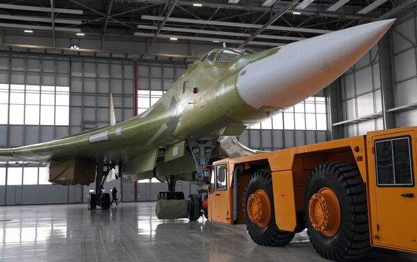 La salida del bombardero estratégico modernizado Tu-160M2 a la pista de aterrizaje de pruebas en Kazán - Sputnik Mundo
