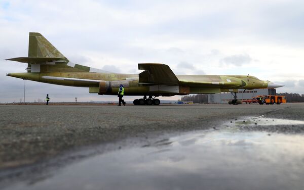 La salida del Tu-160M2 a la pista de aterrizaje de pruebas en Kazán - Sputnik Mundo