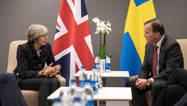 La primera ministra del Reino Unido, Theresa May, y su par sueco, Stefan Lofven - Sputnik Mundo