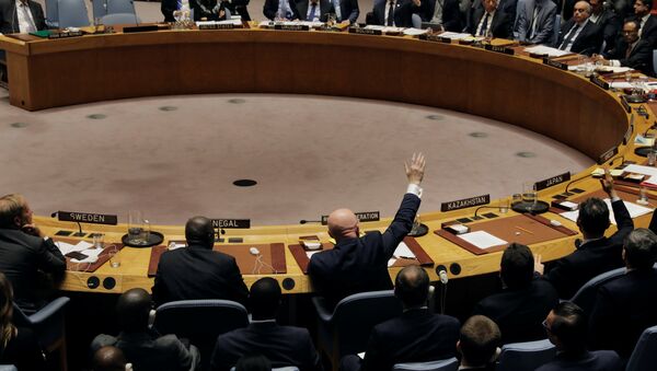 Vasili Nebenzia, embajador de Rusia ante la ONU, vota a favor de la resolución para extender las investigaciones de los ataques químicos en Siria - Sputnik Mundo