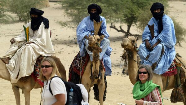 Turistas junto a los nómadas tuareg en Mali, Libia, en 2004 - Sputnik Mundo
