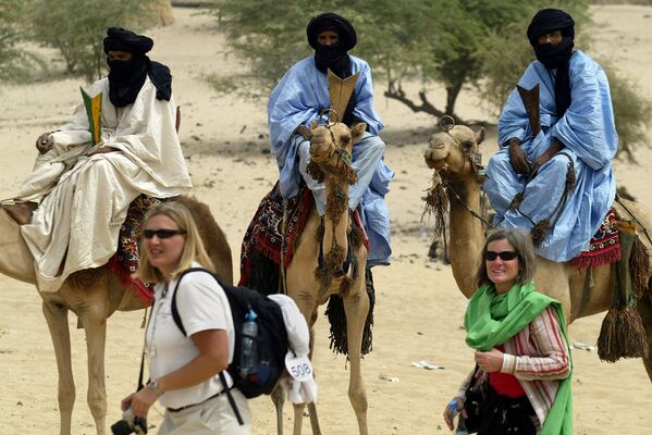 Turistas junto a los nómadas tuareg en Mali, 2004 - Sputnik Mundo