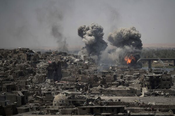 Los ataques aéreos contra los terroristas en Mosul, Irak - Sputnik Mundo