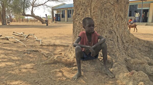 Мальчик сидит во дворе школы в Северный Бахр-эль-Газаль, Южный Судан - Sputnik Mundo