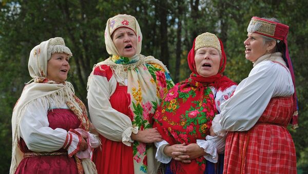 Una presentación de canto tradicional ruso en el Museo Malie Koreli de arquitectura de madera, en Arjánguelsk - Sputnik Mundo