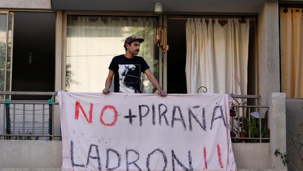 Un demonstrante en Chile - Sputnik Mundo