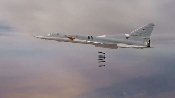 Los Tu-22M3 rusos bombardean los depósitos de armas de Daesh en Siria (archivo) - Sputnik Mundo
