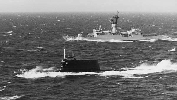 Un submarino soviérico de la clase 629A, la misma a la que pertenecía el K-129, navega en aguas danesas frente a un buque estadounidense - Sputnik Mundo