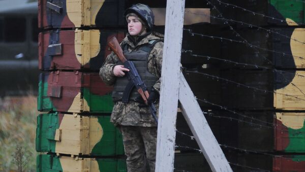 Una mujer del ejército ucraniano - Sputnik Mundo