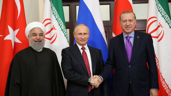 Presidente de Rusia, Vladímir Putin, presidente de Irán, Hasán Rohaní y su homólogo turco, Recep Tayyip Erdogan - Sputnik Mundo