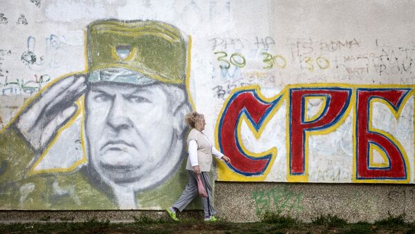 Un grafiti con el retrato del exmilitar serbobosnio Ratko Mladic - Sputnik Mundo