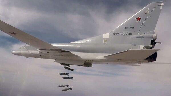 Bombarderos rusos atacan objetivos terroristas en Siria - Sputnik Mundo