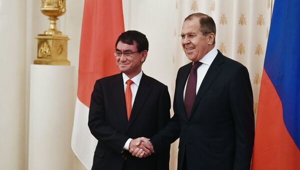 El ministro de Asuntos Exteriores de Japón, Taro Kono, y el ministro de Asuntos Exteriores de Rusia, Serguéi Lavrov (archivo) - Sputnik Mundo