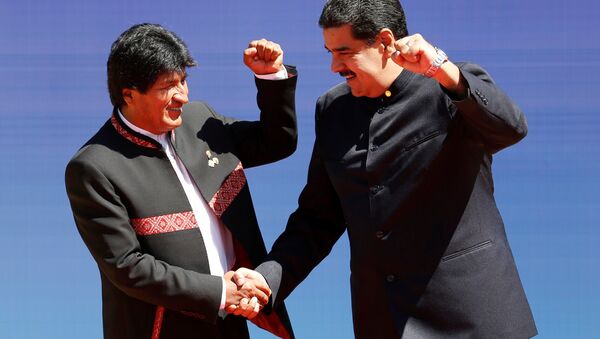 El presidente de Bolivia, Evo Morales, saluda a Nicolás Maduro, presidente de Venezuela - Sputnik Mundo