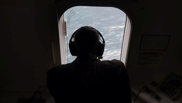 Un oficial de la Marina de EEUU ayuda a buscar el submarino ARA San Juan - Sputnik Mundo