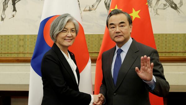 La ministra de Defensa de Corea del Sur, Kang Kyung-wha, y su homólogo chino, Wang Yi, en Pekin - Sputnik Mundo
