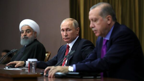 El presidente de Rusia, Vladímir Putin (centro) - Sputnik Mundo