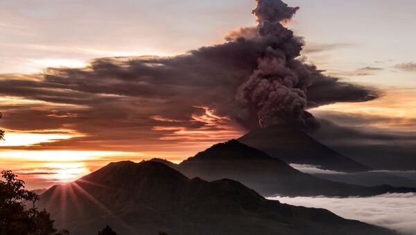 La erupción del volcán Agung en Bali - Sputnik Mundo