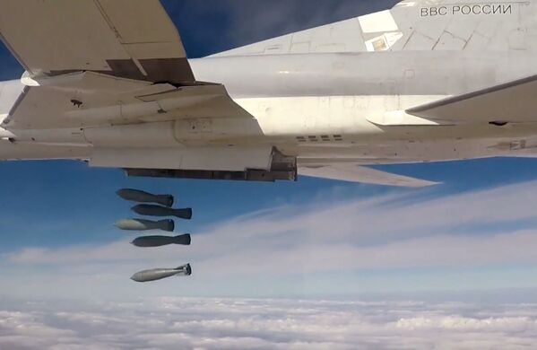 Seis bombarderos rusos atacan objetivos terroristas en Siria - Sputnik Mundo