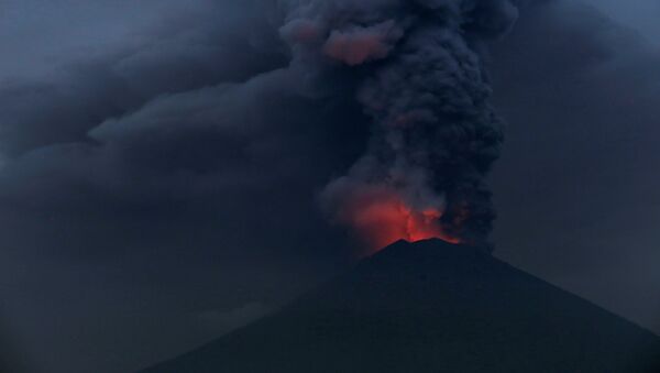 La erupción del volcán Agung en Bali - Sputnik Mundo
