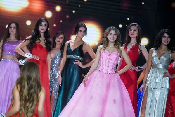Duelo de bellezas en el certamen Miss Moscú - Sputnik Mundo
