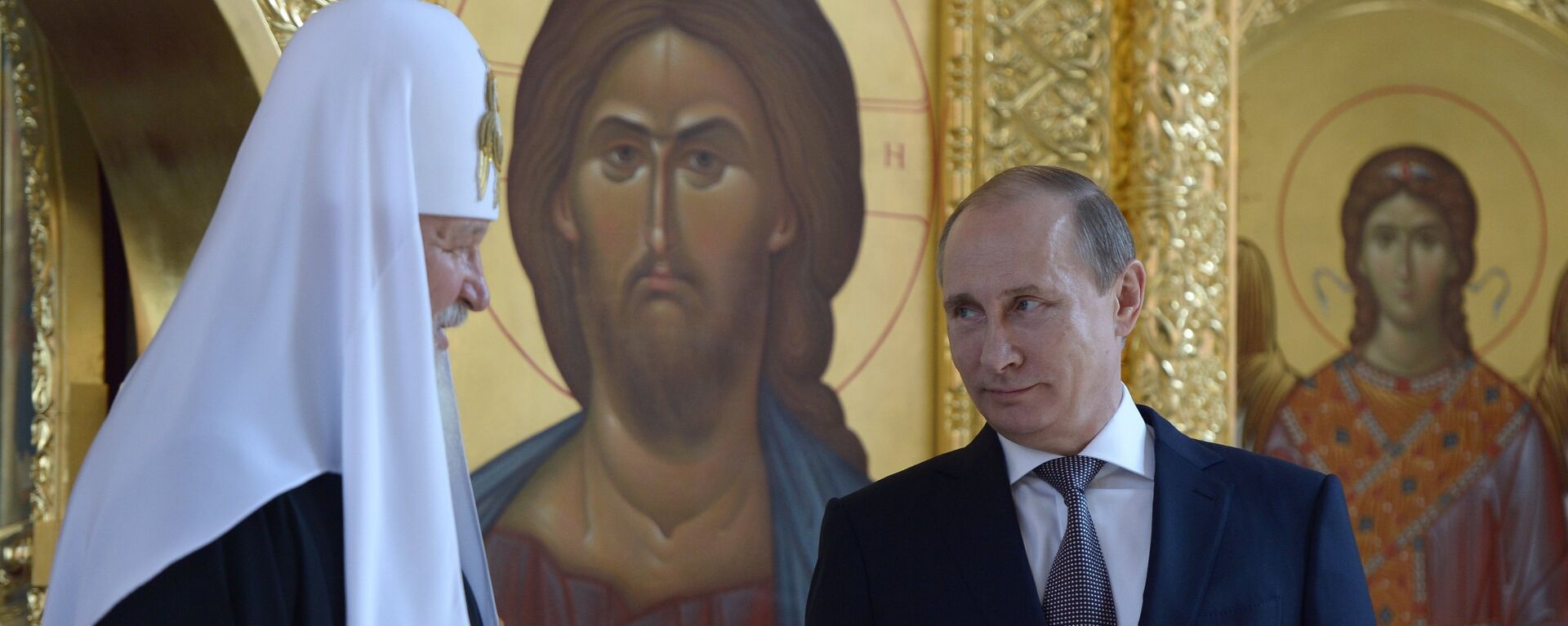 Vladímir Putin, presidente de Rusia, (drcha.) y el patriarca Kiril (izda.) en la iglesia de San Vladímir (archivo) - Sputnik Mundo, 1920, 01.02.2023