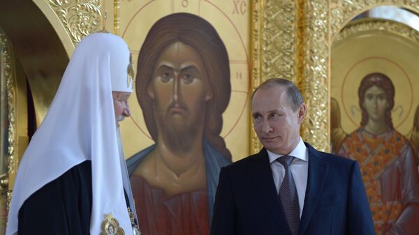 Vladímir Putin, presidente de Rusia, (drcha.) y el patriarca Kiril (izda.) en la iglesia de San Vladímir (archivo) - Sputnik Mundo