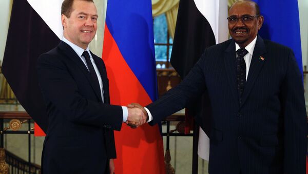 Primer ministro de Rusia, Dmitri Medvédev, y presidente de Sudán Omar Bashir - Sputnik Mundo