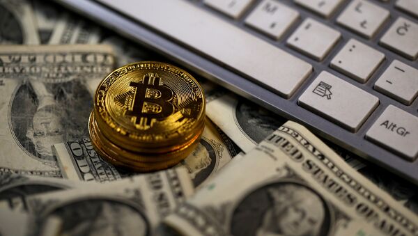 Bitcóin y dólares de EEUU (imagen referencial) - Sputnik Mundo